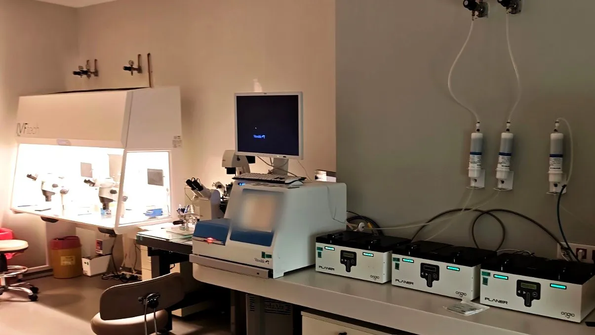 Un laboratoire d’embryologie de FIV : poste de travail de culture, incubateur time-lapse et incubateurs de paillasse